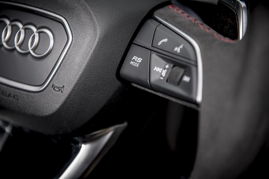 Детали интерьера Audi RS Q3 2019 года  (UK) (фото 51 из 63)